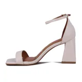 Sandalia negra de mujer con una tira ancha en la parte delantera del pie y tira fina con hebilla alrededor del tobillo. Posee un taco grueso y geométrico de altura media.