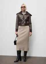 Vestido midi de punto de canalé en color tostado, con cuello Perkins, mangas largas y diseño entallado.