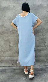 Vestido largo blanco con mangas cortas negras y corte holgado.