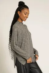 Camiseta manga larga gris jaspeado, de tejido acanalado suave, con borde de merrow y costuras en contraste.