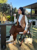 Bota corta de cuero vacuno con textura granulada, color crudo. Presenta cierre lateral metálico, tirador en la parte trasera y suela track de goma en tono contrastante.