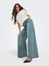 Jean de tiro alto con corte wide leg y pierna ancha, confeccionado en denim de sarga con estructura firme.
