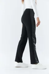 Pantalón de vestir color café con corte recto, tiro alto y elástico en la cintura. Presenta bolsillos laterales y detalle de cuero en los laterales.