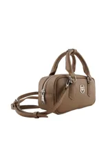 Cartera tipo bowling de color beige, con doble asa de mano y correa larga ajustable y extraíble. Presenta un logo metálico plateado en el centro y herrajes a juego.