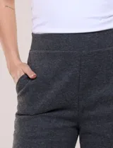 Pantalón jogger soft de tiro alto, color beige, con pierna recta y ancha, pretina elástica y bolsillos laterales.