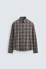 Camisa de corte relajado confeccionada en algodón, con estampado de cuadros en tonos marrones y grises. Presenta cuello abotonado, cierre frontal de botones y mangas largas con puños abotonados.