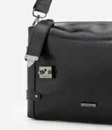 Cartera tipo shoulder de tamaño mediano, confeccionada en poliuretano con diseño rectangular. Presenta correas laterales decorativas con remaches metálicos, cierre superior con cremallera, herrajes en acabado gunmetal y correa larga ancha ajustable.