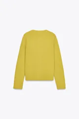 Chaqueta de punto color azul marino, con cuello redondo, manga larga y cierre frontal con botones. Los acabados son en rib a tono.