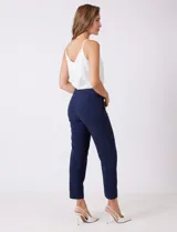 Pantalón sastrero slim negro de tiro alto, con pretina anatómica, pinzas verticales frontales y cierre oculto. Tiene bolsillos laterales inclinados y pinzas traseras para un ajuste favorecedor.