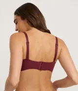 Soutien color marrón con copa desmontable, escote en V, tirantes ajustables y cierre en la espalda.