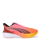 Championes de running Puma Darter Pro, color negro con detalles en blanco. Presentan una parte superior de malla transpirable, entresuela con tecnología Profoam para mayor amortiguación y suela de goma duradera para tracción.