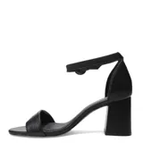 Sandalias de cuero color negro, de tacón ancho, con tira delantera y pulsera ajustable al tobillo con hebilla. Incluye placa metálica decorativa con el logo de la marca en la tira frontal.