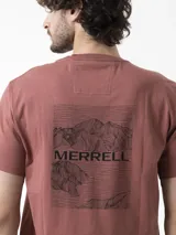 Remera Merrell de manga corta y cuello redondo, color salmón, con diseño liso y logo pequeño impreso en el pecho.