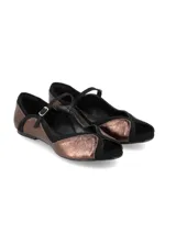Ballerina de cuero metalizado en color cobre y detalles en negro, estilo peep toe con tira ajustable en el empeine y hebilla metálica.