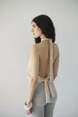 Top halter color beige con lentejuelas, escote halter y espalda descubierta con lazo regulable.