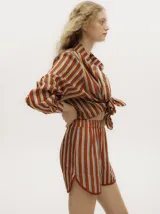 Short de corte oversize tipo bóxer con pretina elástica, confeccionado en lino sublimado con estampado de rayas verticales en tonos marrón y beige.