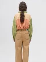 Pantalón de jean color gris oscuro con efecto acid wash, corte relajado y recto, con cintura elástica y cordón ajustable.