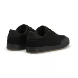 Championes de skate Emerica modelo Heretic, color negro con suela de goma en tono marrón. Presentan un diseño de perfil bajo con refuerzo en la puntera y paneles laterales de gamuza.