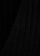 Cardigan negro de tejido de punto en canalé, con cuello en V, manga larga y cierre frontal con botones.