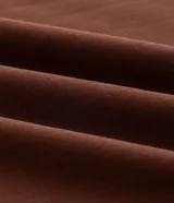 Mono largo de viscosa color marrón, con escote redondo fruncido, tirantes finos y cintura ajustable con lazo del mismo tejido. Presenta un corte holgado y fluido en las piernas.