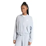Campera bomber Adidas de corte cropped, color gris claro con las icónicas tres tiras blancas en las mangas. Presenta cierre frontal completo, cuello tipo bomber, puños y ruedo elásticos, y bolsillos laterales. Incluye el logo de la marca estampado en el pecho.