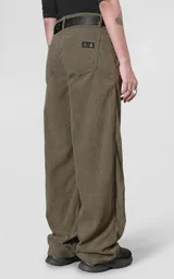 Pantalón recto de corderoy color verde militar, con bolsillos laterales y traseros, presillas para cinturón y cierre frontal con botón.