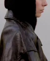 Gorro tipo pasamontañas de punto, color marrón oscuro, con diseño ajustado que cubre la cabeza y el cuello.