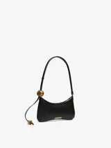 Bolso de hombro Jacquemus Le Bisou Perle, estructurado en piel lisa negra, con correa de hombro ajustable decorada con ab cuentas grandes efecto carey. Incluye logotipo metálico dorado en la parte frontal y herrajes metálicos a juego.