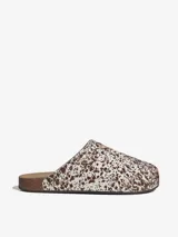 Sandalias Adidas Adimule tipo mule, con diseño slip-on, capellada de cuero con estampado tipo animal print de manchas marrones sobre fondo blanco, suela de corcho y base de goma.