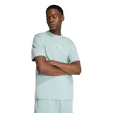 Remera Adidas All Season Szn de color verde menta, de corte holgado, con cuello redondo acanalado, mangas cortas y el logo de las 3 Barras bordado en el centro del pecho.