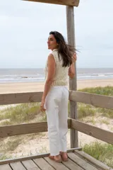 Pantalón de gabardina color blanco, de corte recto y cintura elastizada. Cuenta con bolsillos traseros aplicados.