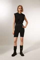 Short de calce alto, color azul marino con lurex dorado y cintura elástica gris.