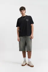 Remera negra de manga corta con corte oversize y estampado frontal con la frase "Authentic Expression".