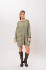 Vestido tipo buzo largo verde con rayas verticales en relieve, cuello redondo y mangas largas.