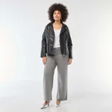 Pantalón de punto gris de corte recto y tiro alto, con cintura elástica y diseño fluido.