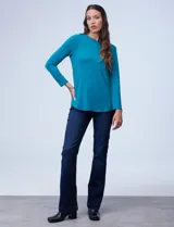 Remera negra de modal con cuello a la base y mangas largas.