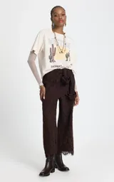 Remera de algodón color crudo con cuello redondo y mangas cortas, que incorpora mangas largas de tul ajustadas por debajo. Presenta un estampado frontal con temática western que incluye cactus y la frase Desert Vibes.