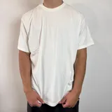 Remera básica blanca de corte regular y cuello redondo.
