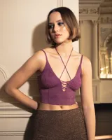 Top corto de punto color lila con escote en V y breteles finos que se atan al cuello.