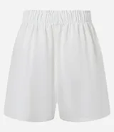 Short runner de corte evasé confeccionado en mezcla de viscosa y lino. Presenta cintura elástica con detalle de botón frontal, bolsillos laterales y bajo redondeado.