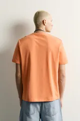 Camiseta básica de corte regular fit, con cuello redondo y mangas cortas de color blanco.
