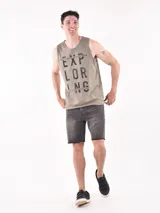 Musculosa sin mangas color verde militar con cuello redondo. Estampado frontal en blanco y negro que simula una fotografía de palmeras en la playa con texto en la parte inferior.