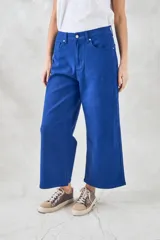 Pantalón jean azul de corte ancho, con tiro medio y bolsillos delanteros y traseros.