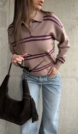 Sweater de punto color lavanda con diseño rayado en tonos morados, cuello polo con botones y mangas largas.