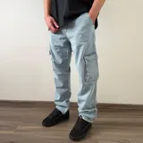 Pantalón jean cargo de corte recto en color celeste claro, con bolsillos laterales en las piernas y diseño holgado.