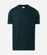 Remera masculina de cuello redondo y manga corta, confeccionada en tejido de media malla con textura vertical en toda la prenda.