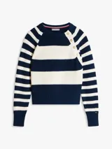 Sweater de punto de algodón con diseño a rayas horizontales en azul marino y blanco, cuello redondo y manga raglán. Cuenta con hilera de botones dorados decorativos sobre el hombro izquierdo.