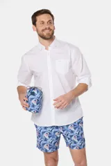 Short de baño clásico estampado con hojas en tonos azul y rosa, cintura elástica con cordón ajustable, dos bolsillos laterales y suspensor de malla fina.