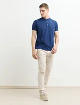 Remera azul de cuello mao con tapeta de botones parcial y mangas cortas.