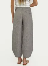 Pantalón de lino color beige con rayas verticales finas.